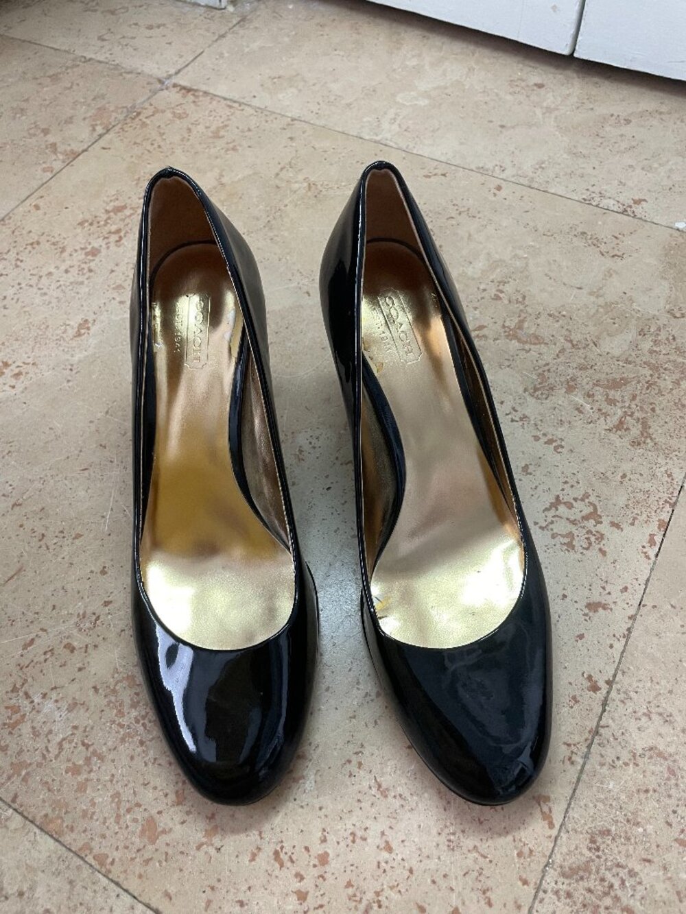 Coach Black Patent Leather Pumps Heels Size 7.5 Classic Round Toe Mid Heel
